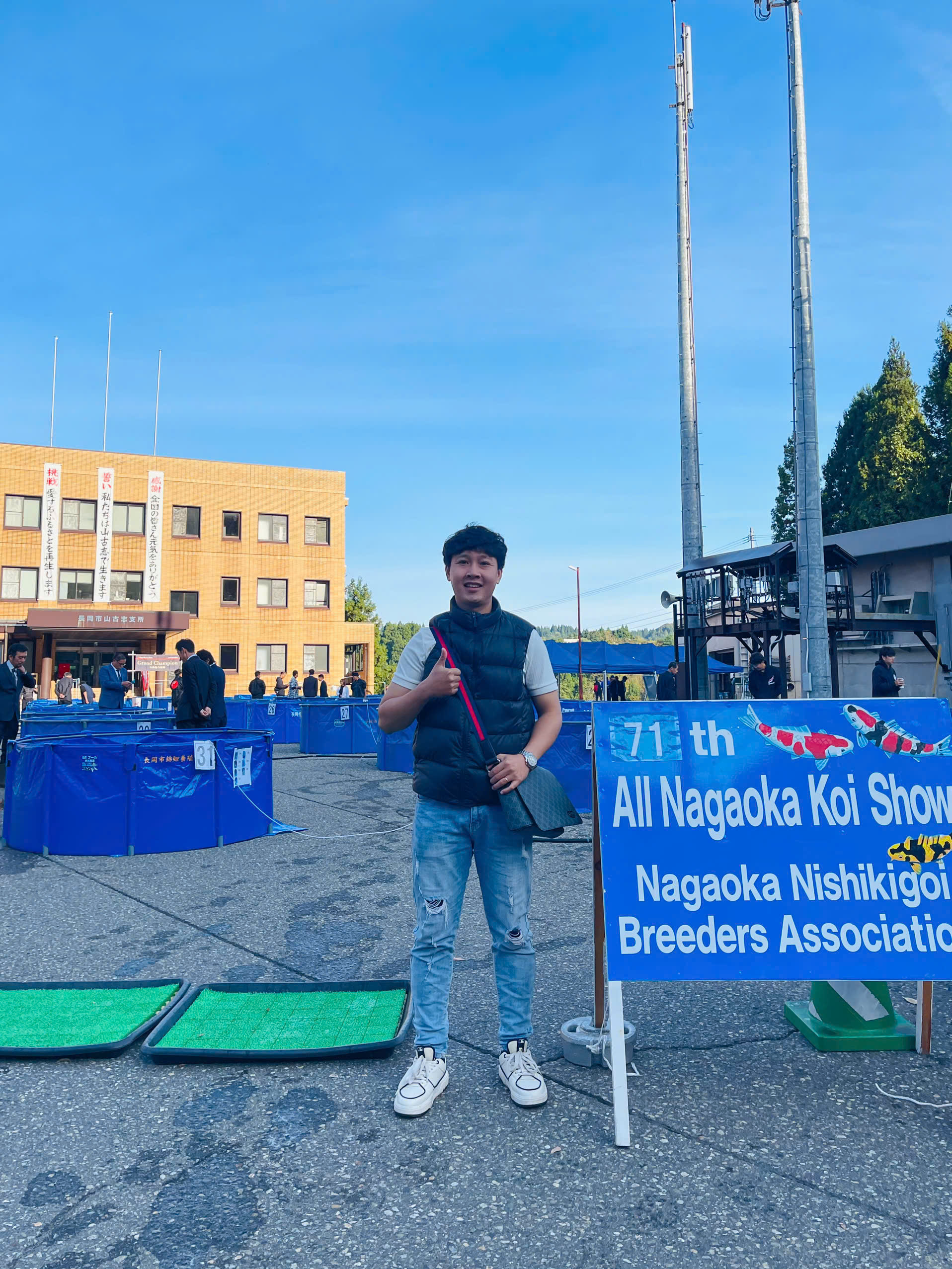 Cầm cúp tại Koi Show Nagaoka